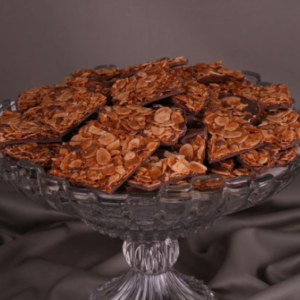 Caramelized almonds and cream coated